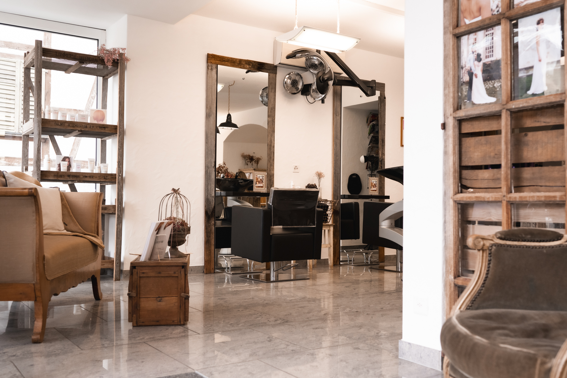 Der Eingangsbereich des Salons im Retro Stil